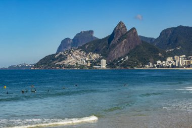 Sörfçüler için mükemmel dalga bekliyor. Dünyada sörf için güzel yerler. Rio de Janeiro şehri, Brezilya Güney Amerika. 