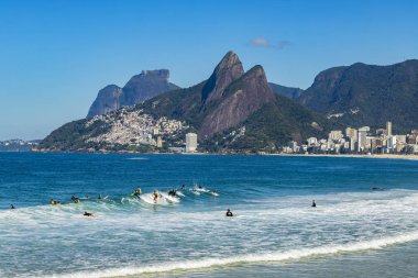 Rio de Janeiro şehir / Brezilya Güney Amerika - 08/29/2018: sörfçü için mükemmel dalga bekliyor. Dünyada sörf için güzel yerler. 