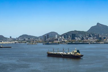 Brezilya Güney Amerika Guanabara Körfezi içinde Rio de Janeiro şehrine, kargo gemisi gelir. 