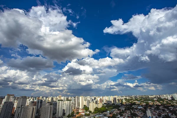 Большие Белые Облака Небе Удивительный Вид Город Город Сан Паулу — стоковое фото
