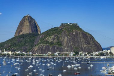 Egzotik dağlar. Ünlü Dağları. Bir Rio de Janeiro, Brezilya Güney Amerika'da Sugar Loaf Dağı. Panoramik tekne ve yat Marina. 