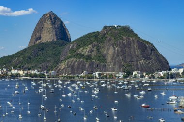 Egzotik dağlar. Ünlü Dağları. Bir Rio de Janeiro, Brezilya Güney Amerika'da Sugar Loaf Dağı. Panoramik tekne ve yat Marina. 