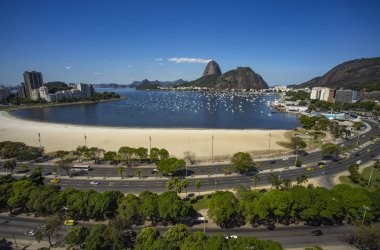 Egzotik dağlar. Ünlü Dağları. Bir Rio de Janeiro, Brezilya Güney Amerika'da Sugar Loaf Dağı. Panoramik tekne ve yat Marina. 