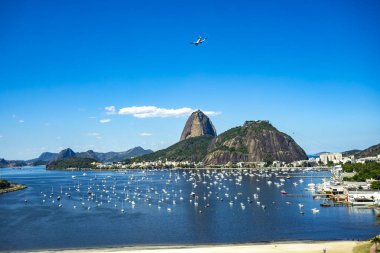 Egzotik dağlar. Ünlü Dağları. Bir Rio de Janeiro, Brezilya Güney Amerika'da Sugar Loaf Dağı. Panoramik tekne ve yat Marina. 