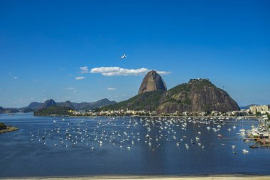 Egzotik dağlar. Ünlü Dağları. Bir Rio de Janeiro, Brezilya Güney Amerika'da Sugar Loaf Dağı. Panoramik tekne ve yat Marina. 