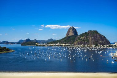Egzotik dağlar. Ünlü Dağları. Bir Rio de Janeiro, Brezilya Güney Amerika'da Sugar Loaf Dağı. Panoramik tekne ve yat Marina. 