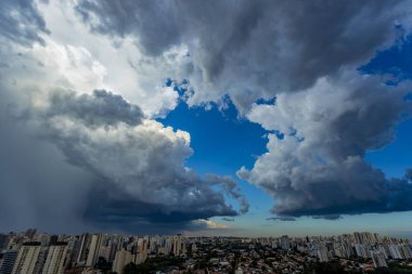 Dramatik karanlık fırtınalı gökyüzü güzel manzarasına. Yağmur yakında geliyor. Bulutların üzerinde şehir deseni. Çok şiddetli yağmur gökyüzü şehirde Sao Paulo, Brezilya Güney Amerika. 