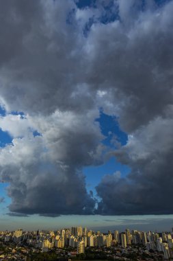 Dramatik karanlık fırtınalı gökyüzü güzel manzarasına. Yağmur yakında geliyor. Bulutların üzerinde şehir deseni. Çok şiddetli yağmur gökyüzü şehirde Sao Paulo, Brezilya Güney Amerika. 