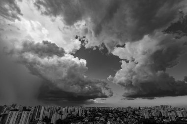 Siyah beyaz dramatik karanlık fırtınalı gökyüzü güzel manzarasına. Yağmur yakında geliyor. Bulutların üzerinde şehir deseni. Çok şiddetli yağmur gökyüzü şehirde Sao Paulo, Brezilya Güney Amerika. 