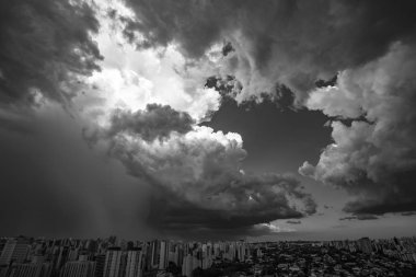 Karanlık ve dramatik bulutlar yağmur. Fırtına bulutları ile kalktıktan uçak. Çok şiddetli yağmur gökyüzü içinde şehir Sao Paulo, Brezilya Güney Amerika. Siyah ve beyaz fotoğraf. 