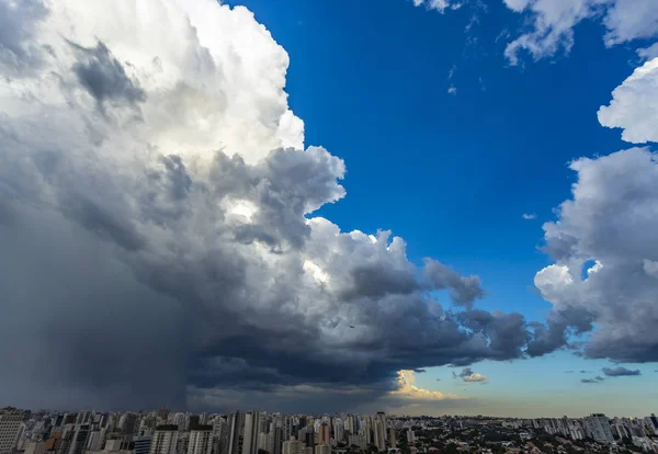 어둡고 극적인 구름입니다 구름으로 비행기 무거운 하늘에는 파울로 브라질 — 스톡 사진