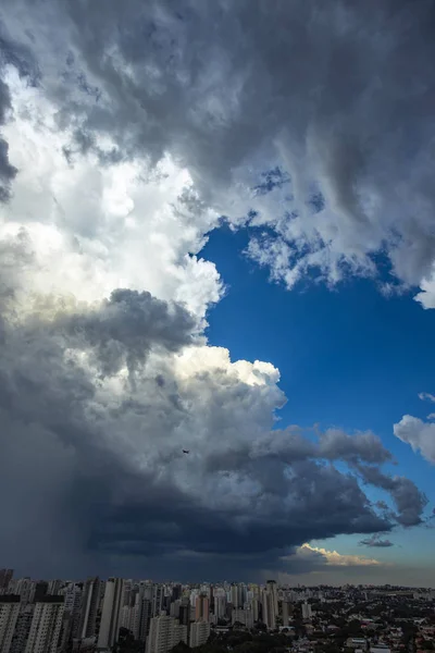 Nuages Sombres Dramatiques Pluie Avion Décolle Avec Des Nuages Orageux — Photo