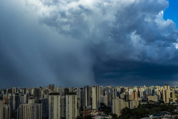 극적인 어두운 폭풍우 하늘의 보기입니다 구름의 패턴입니다 남아메리카 브라질 상파울루 — 스톡 사진