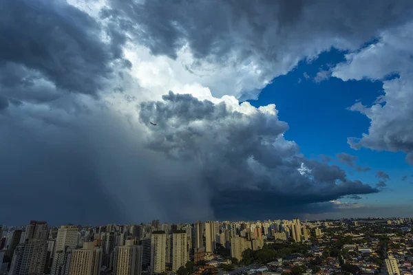 Темные Впечатляющие Облака Дождя Самолет Взлетает Грозовыми Облаками Сильное Дождливое — стоковое фото