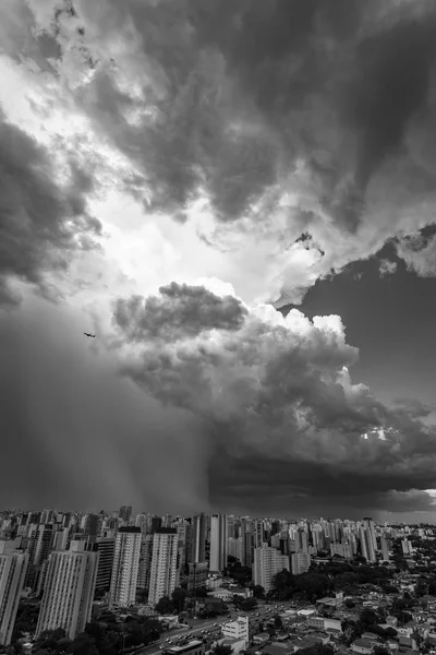 Nuages Sombres Dramatiques Pluie Avion Décolle Avec Des Nuages Orageux — Photo