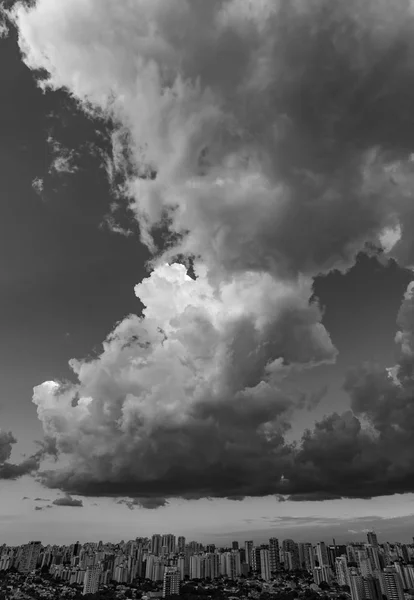 Vacker Utsikt Över Det Dramatiska Mörk Stormig Himmel Svart Och — Stockfoto