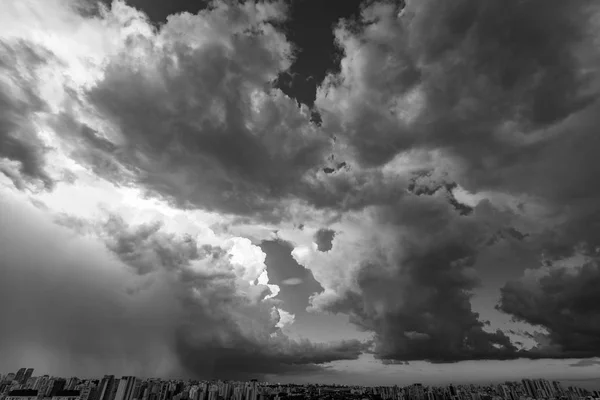 白と黒の劇的な暗い嵐の空の美しい景色 雨はすぐに来ています 市の上空の雲のパターン サンパウロ市 ブラジル南米の非常に激しい雨の空 — ストック写真