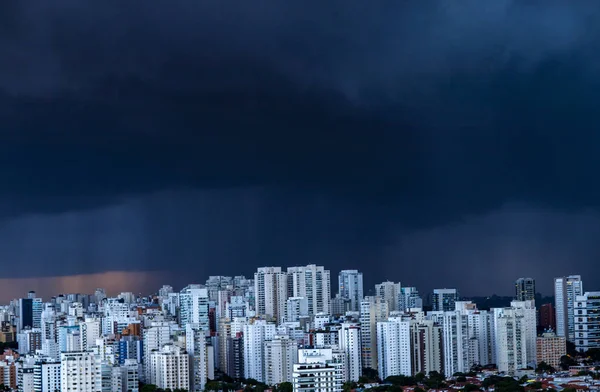 Ανεμοθύελλα Ουρανός Γκρι Σύννεφο Και Βαριά Βροχή Στη Μεγάλη Πόλη — Φωτογραφία Αρχείου