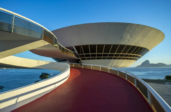 Niteroi şehir, Rio de Janeiro devlet, Brezilya Güney Amerika. 03/07/2019mac Niteroi. Niteroi Çağdaş Müzesi sanat. Mimar Oscar Niemeyer.