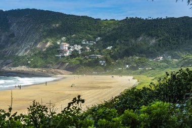  Taş plaj ve dağ. Plaj cenneti. Itacoatiara plajı. Niteroi şehri, Rio de Janeiro Eyaleti Brezilya, Güney Amerika. 