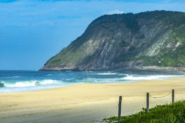  Taş plaj ve dağ. Plaj cenneti. Itacoatiara plajı. Niteroi şehri, Rio de Janeiro Eyaleti Brezilya, Güney Amerika. 