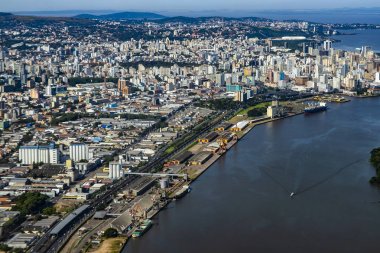 Yukarıdan görülen büyük şehirler. Rio Grande do Sul eyaletinin Porto Alegre şehri, Brezilya Güney Amerika. 