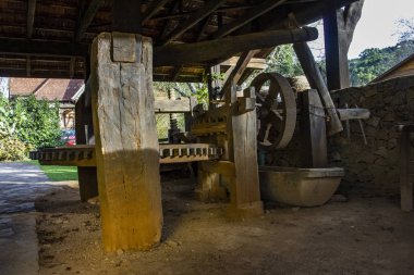 Eski bir ahşap değirmenin içi. Büyük ahşap dişliler.