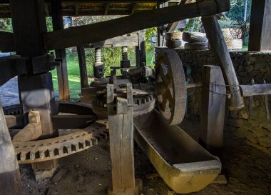 Eski bir ahşap değirmenin içi. Büyük ahşap dişliler.