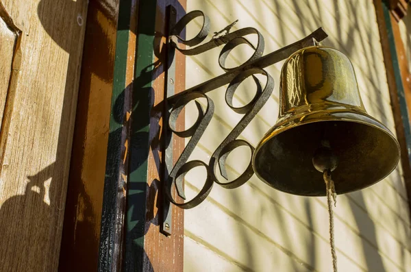 Παλιά Vintage Χάλκινο Κουδούνι Ένα Παλιό Ξύλινο Σπίτι — Φωτογραφία Αρχείου