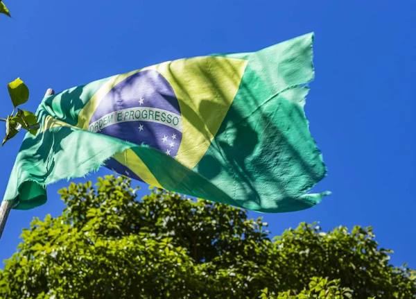 Bandeira Brasil Rasgada Bandeira Brasil Soprando Sobre Fundo Natureza — Fotografia de Stock