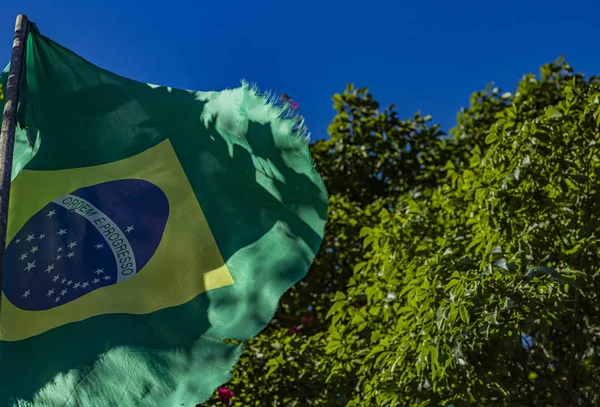 Bandeira Brasil Rasgada Bandeira Brasil Soprando Sobre Fundo Natureza — Fotografia de Stock