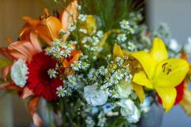 Çiçek buketi. Bir demet çiçek. Çok renkli çiçek arka plan. Sevgililer ve düğün sahnesi için güzel çiçekler. 