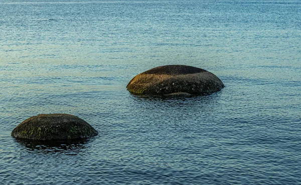 Ізольовано Два Камені Два Круглих Камені Морі — стокове фото