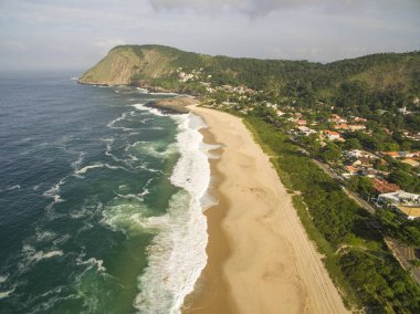 Taş plaj ve dağ. Plaj cenneti. Itacoatiara plajı. Niteroi şehri, Rio de Janeiro Eyaleti Brezilya, Güney Amerika. 