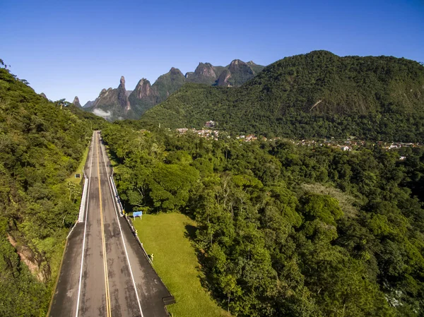 素晴らしい道をまっすぐ 片道だエキゾチックな山々 素晴らしい山々神の指の山テレスポリス市 リオデジャネイロ州 ブラジル — ストック写真
