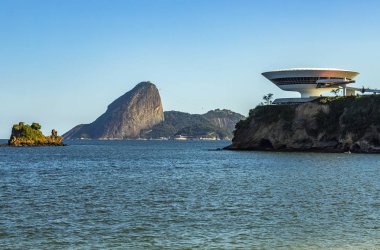 Güzel ve modern mimari ve doğanın güzelliği. Mac Niteroi. Niteri Çağdaş Sanat Müzesi. Mimar Oscar Niemeyer. Pao Mountain Sugar, Rio de Janeiro şehri, Brezilya. 