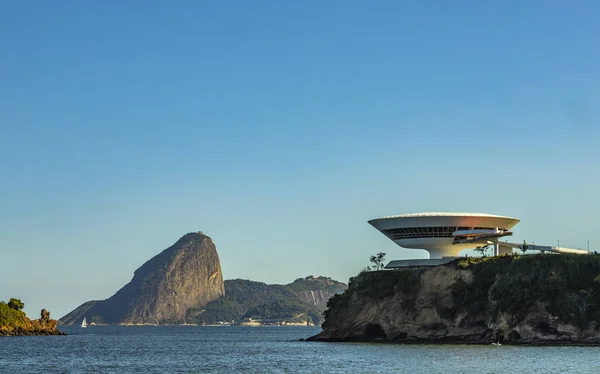 Güzel ve modern mimari ve doğanın güzelliği. Mac Niteroi. Niteri Çağdaş Sanat Müzesi. Mimar Oscar Niemeyer. Pao Mountain Sugar, Rio de Janeiro şehri, Brezilya. 