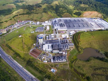Dünyanın Bira Endüstrileri. Bira Fabrikası Ambev, dünyanın en büyük bira fabrikalarından biri. Pirai Şehri, Rio de Janeiro Eyaleti, Brezilya Güney Amerika.Drone'un fotoğrafı, 20 Haziran 2019 tarihinde yapıldı.