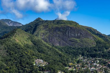 Dağlar ve şehir. Dağların güzelliği. Tanrı'nın Parmağı Dağı. Teresopolis şehri, Rio de Janeiro eyaleti, Brezilya, Güney Amerika.  