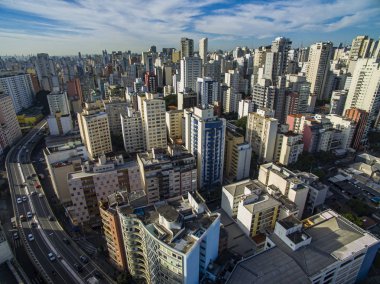 Metropol manzarası yukarıdan. Brezilya 'nın Sao Paulo şehrinin hava manzarası, Güney Amerika. Elevado Başkanı Joao Goulart aracılığıyla. Perdises ve Barra Funda Mahallesi.
