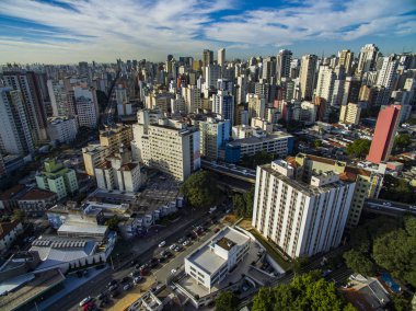 Yukarıdan Metropole görünümü. Sao Paulo şehrinin havadan görünümü, Brezilya Güney Amerika. Pacaembu Bulvarı. Via Elevado Başkanı Joao Goulart. Perdises ve Barra Funda Mahallesi. 
