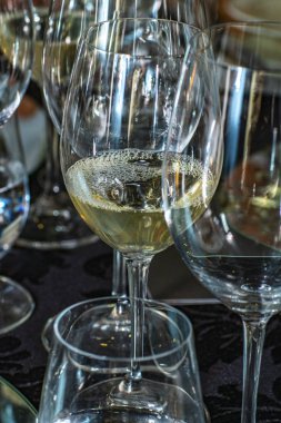 Şampanya için bardaklar, masanın üzerinde dur. düğün partisi. 