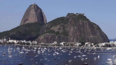 Egzotik dağlar. Ünlü Dağları. Bir Rio de Janeiro, Brezilya Güney Amerika'da Sugar Loaf Dağı. Panoramik tekne ve yat Marina. 