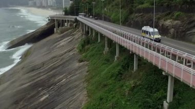 Karayolu deniz kenarında. Harika yolu ve bisiklet yolu. Bisiklet ve yol parça ve mavi denizin içinde Rio de Janeiro şehrine yanında. Tim Maia bisiklet yolu üzerinde Niemeyer Avenue, Rio de Janeiro, Brezilya, Güney Amerika. 