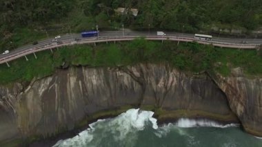 Karayolu deniz kenarında. Harika yolu ve bisiklet yolu. Bisiklet ve yol parça ve mavi denizin içinde Rio de Janeiro şehrine yanında. Tim Maia bisiklet yolu üzerinde Niemeyer Avenue, Rio de Janeiro, Brezilya, Güney Amerika. 