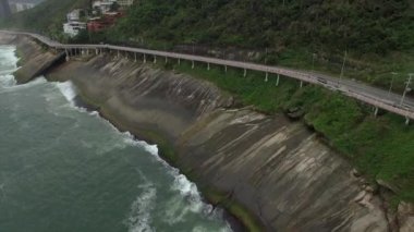 Karayolu deniz kenarında. Harika yolu ve bisiklet yolu. Bisiklet ve yol parça ve mavi denizin içinde Rio de Janeiro şehrine yanında. Tim Maia bisiklet yolu üzerinde Niemeyer Avenue, Rio de Janeiro, Brezilya, Güney Amerika. 