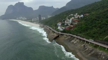 Karayolu deniz kenarında. Harika yolu ve bisiklet yolu. Bisiklet ve yol parça ve mavi denizin içinde Rio de Janeiro şehrine yanında. Tim Maia bisiklet yolu üzerinde Niemeyer Avenue, Rio de Janeiro, Brezilya, Güney Amerika. 