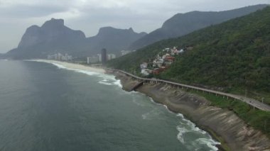 Karayolu deniz kenarında. Harika yolu ve bisiklet yolu. Bisiklet ve yol parça ve mavi denizin içinde Rio de Janeiro şehrine yanında. Tim Maia bisiklet yolu üzerinde Niemeyer Avenue, Rio de Janeiro, Brezilya, Güney Amerika. 