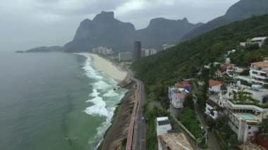 Karayolu deniz kenarında. Harika yolu ve bisiklet yolu. Bisiklet ve yol parça ve mavi denizin içinde Rio de Janeiro şehrine yanında. Tim Maia bisiklet yolu üzerinde Niemeyer Avenue, Rio de Janeiro, Brezilya, Güney Amerika. 