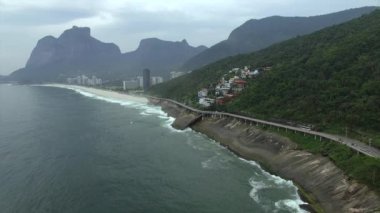 Karayolu deniz kenarında. Harika yolu ve bisiklet yolu. Bisiklet ve yol parça ve mavi denizin içinde Rio de Janeiro şehrine yanında. Tim Maia bisiklet yolu üzerinde Niemeyer Avenue, Rio de Janeiro, Brezilya, Güney Amerika. 